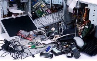 Rohstoff Elektroschrott: Alte Computer und Handys