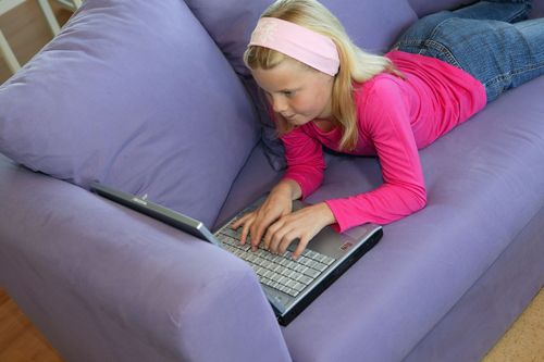 aboutpixel.de Little girl using a laptop © Mark Chambers